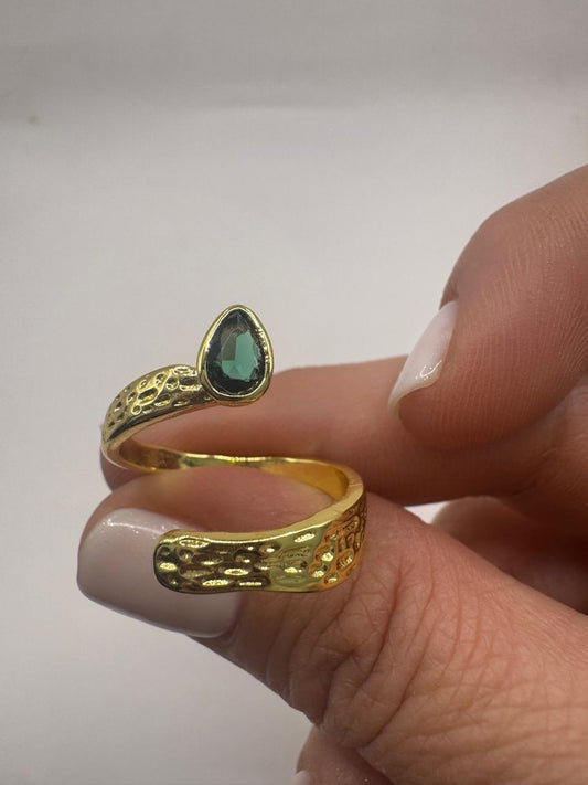 Anillo con piedra verde ajustable