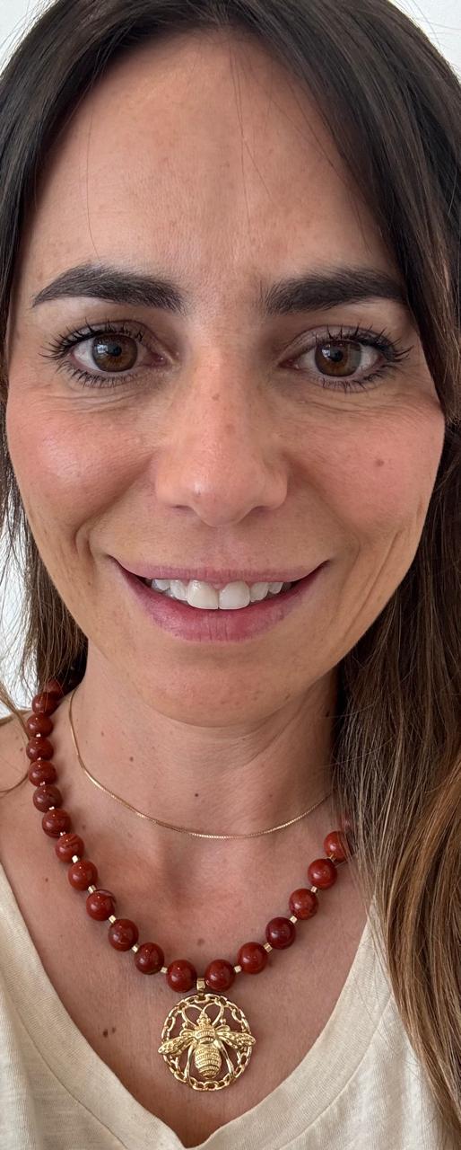 Collar piedra jaspe rojo con medalla de abeja