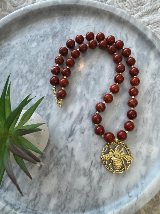 Collar piedra jaspe rojo con medalla de abeja