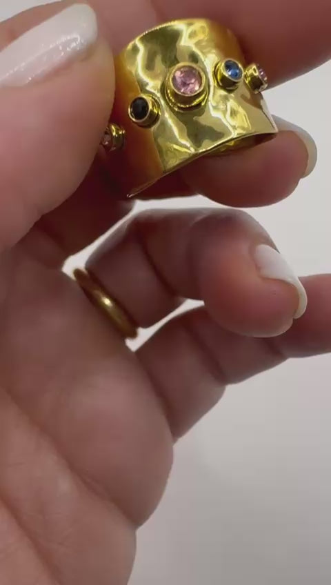 Anillo tallado con circones de colores dorado ajustable