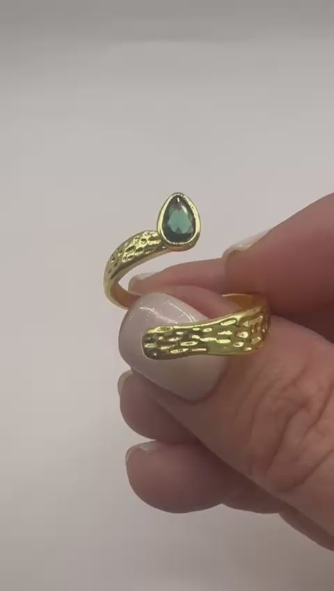 Anillo con piedra verde ajustable